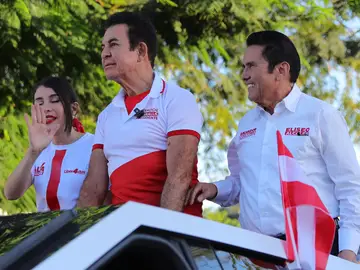 Salvador Nasralla lidera caravana de cierre en Tegucigalpa AME1713. TEGUCIGALPA (HONDURAS), 22/11/2025.- El candidato presidencial por el partido Liberal, Salvador Nasralla (c) saluda a personas durante una caravana de cierre de campaña, junto a su esposa Iroska Elvir (i) y el candidato a alcaldía de Tegucigalpa, Eliseo Castro (d), este sábado en Tegucigalpa (Honduras). EFE/ Gustavo Amador