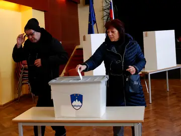 Slovenia holds a referendum on law legalizing assisted dying Ljubljana (Slovenia), 23/11/2025.- Citizens vote during a referendum on a law legalizing assisted dying in Ljubljana, Slovenia, 23 November 2025. Slovenia is holding a binding referendum to decide the fate of a law previously approved by parliament and supported in a 2024 referendum; a new vote was triggered after a conservative campaign gathered enough signatures to force a repeat. (Eslovenia) EFE/EPA/ANTONIO BAT