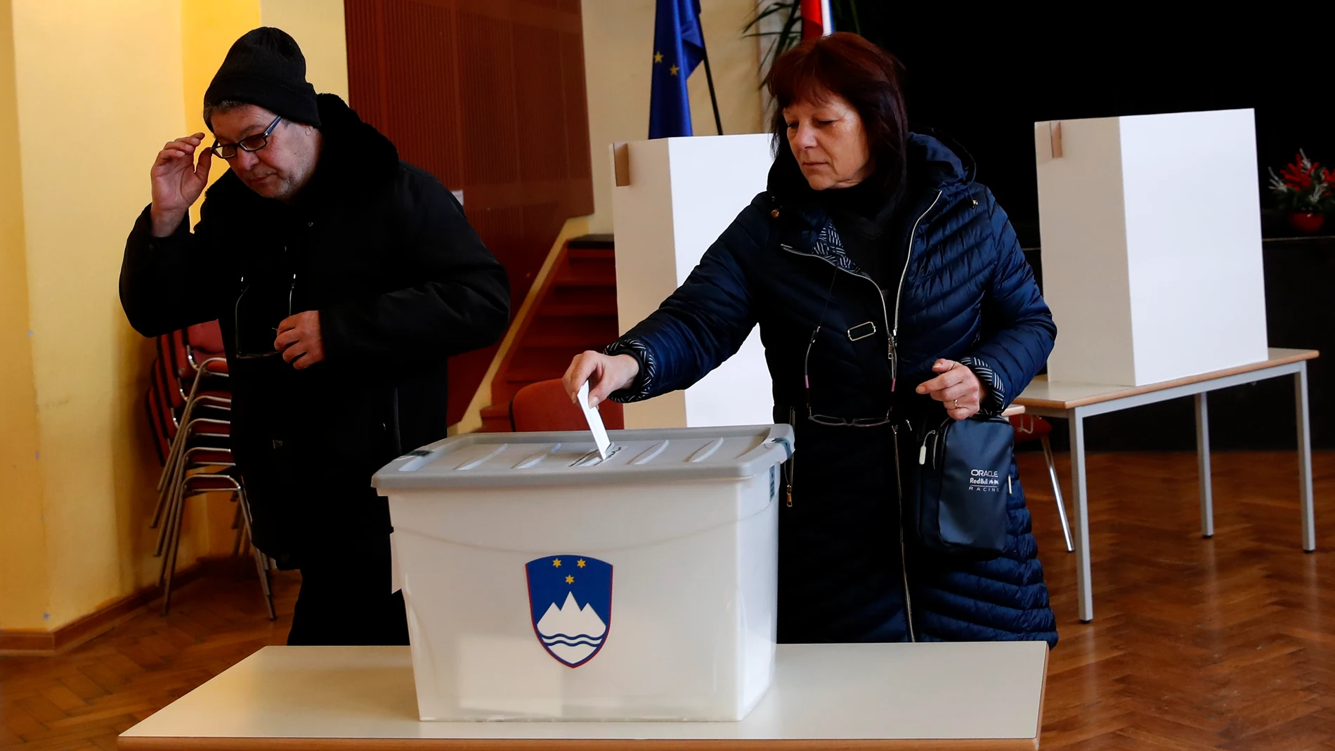 Ljubljana (Slovenia), 23/11/2025.- Citizens vote during a referendum on a law legalizing assisted dying in Ljubljana, Slovenia, 23 November 2025. Slovenia is holding a binding referendum to decide the fate of a law previously approved by parliament and supported in a 2024 referendum; a new vote was triggered after a conservative campaign gathered enough signatures to force a repeat. (Eslovenia) EFE/EPA/ANTONIO BAT
