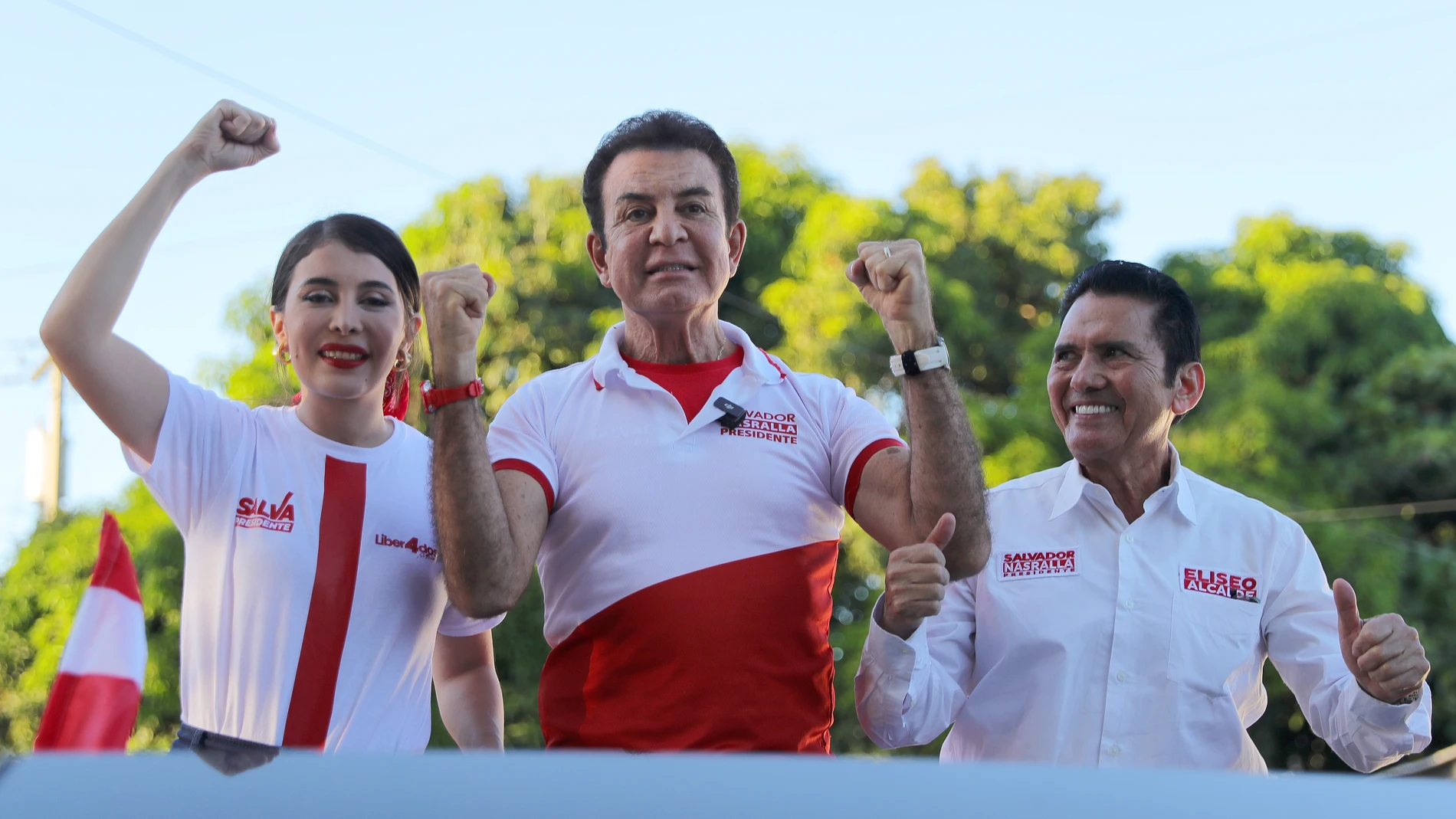 AME1713. TEGUCIGALPA (HONDURAS), 22/11/2025.- El candidato presidencial por el partido Liberal, Salvador Nasralla (c) posa durante una caravana de cierre de campaña, junto a su esposa Iroska Elvir (i) y el candidato a alcaldía de Tegucigalpa, Eliseo Castro (d), este sábado en Tegucigalpa (Honduras). EFE/ Gustavo Amador
