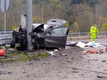 Accidente de tráfico con un atrapado en la A-6, en un punto próximo a la entrada del túnel de Villafranca sentido Madrid Accidente de tráfico con un atrapado en la A-6, en un punto próximo a la entrada del túnel de Villafranca sentido Madrid
