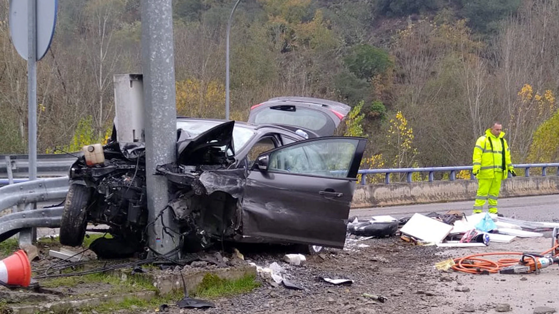 Accidente de tráfico con un atrapado en la A-6, en un punto próximo a la entrada del túnel de Villafranca sentido Madrid