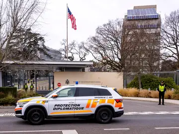 US, Ukraine officials to meet over peace plan in Geneva GENEVA GENEVE GINEVRA GENF (Switzerland), 23/11/2025.- A car from the diplomatic police protection unit drives past the entrance of the US Permanent Mission in Geneva, Switzerland, 23 November 2025. US and Ukraine officials are expected to meet in Geneva on 23 November to discuss the US president's peace plan aimed at ending the war with Russia. (Rusia, Suiza, Ucrania, Ginebra) EFE/EPA/MARTIAL TREZZINI