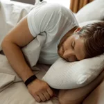 Dormir bien en temperaturas bajas: la regla 3-2-1 que recomiendan los expertos