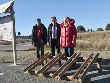 La delegada territorial, Yolanda de Gregorio, y el presidente de la Diputación Provincial de Soria, Benito Serrano, acompañados del jefe del Servicio Territorial de Medio Ambiente, José Antonio Lucas, visitan el inicio de una de las rutas del proyecto ‘Soria, Paraíso del deporte’ La delegada territorial, Yolanda de Gregorio, y el presidente de la Diputación Provincial de Soria, Benito Serrano, acompañados del jefe del Servicio Territorial de Medio Ambiente, José Antonio Lucas, visitan el inicio de una de las rutas del proyecto ‘Soria, Paraíso del deporte’
