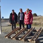 La delegada territorial, Yolanda de Gregorio, y el presidente de la Diputación Provincial de Soria, Benito Serrano, acompañados del jefe del Servicio Territorial de Medio Ambiente, José Antonio Lucas, visitan el inicio de una de las rutas del proyecto ‘Soria, Paraíso del deporte’
