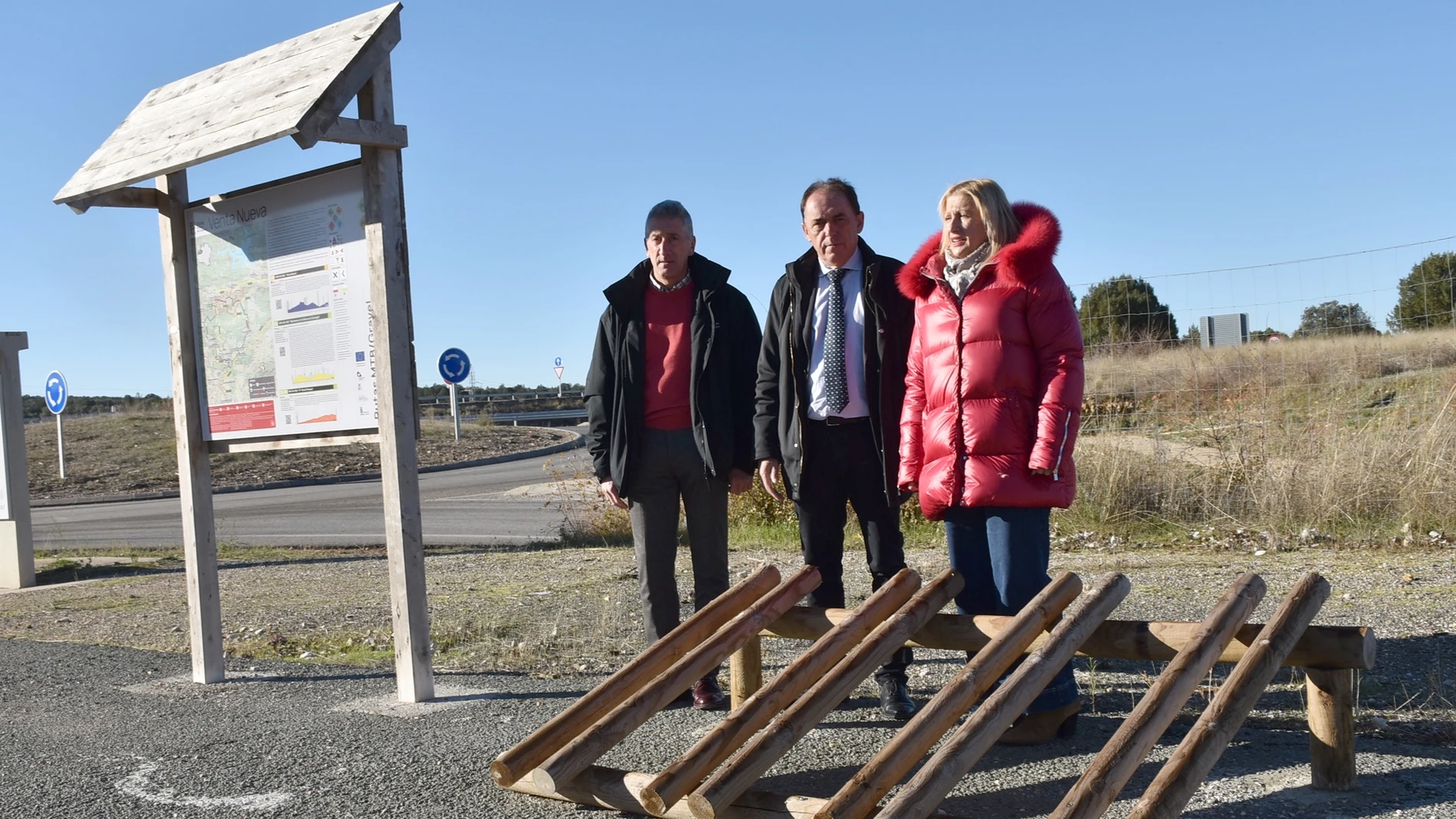 La delegada territorial, Yolanda de Gregorio, y el presidente de la Diputación Provincial de Soria, Benito Serrano, acompañados del jefe del Servicio Territorial de Medio Ambiente, José Antonio Lucas, visitan el inicio de una de las rutas del proyecto ‘Soria, Paraíso del deporte’