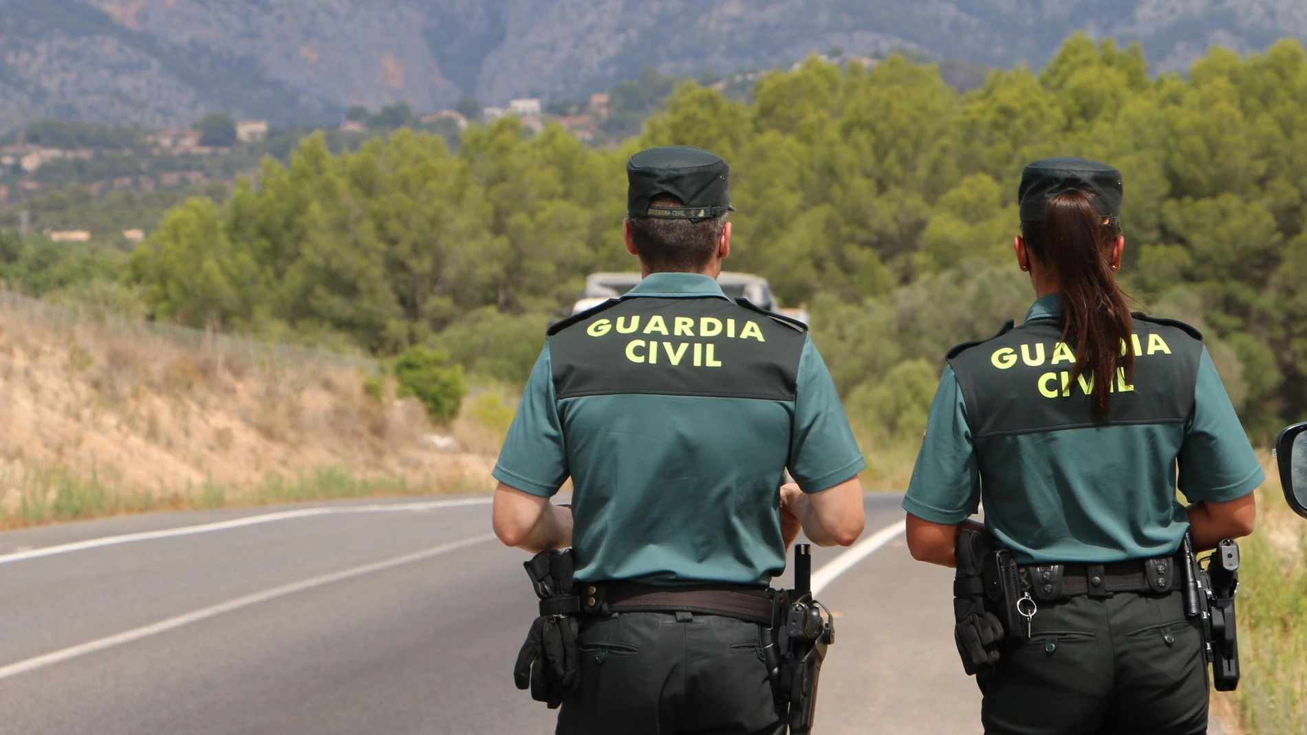 (Foto de ARCHIVO) Agentes de la Guardia Civil en un control en la carretera. REMITIDA / HANDOUT por Guardia Civil Fotografía remitida a medios de comunicación exclusivamente para ilustrar la noticia a la que hace referencia la imagen, y citando la procedencia de la imagen en la firma 04/08/2021