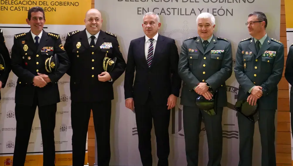 El delegado del Gobierno de España en Castilla y León, Nicanor Sen, con los representantes de las Cuerpos y Fuerzas de Seguridad del Estado