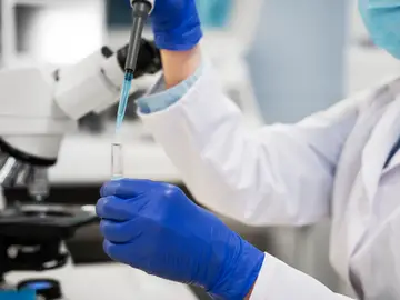 Científico haciendo pruebas en un laboratorio Científico haciendo pruebas en un laboratorio