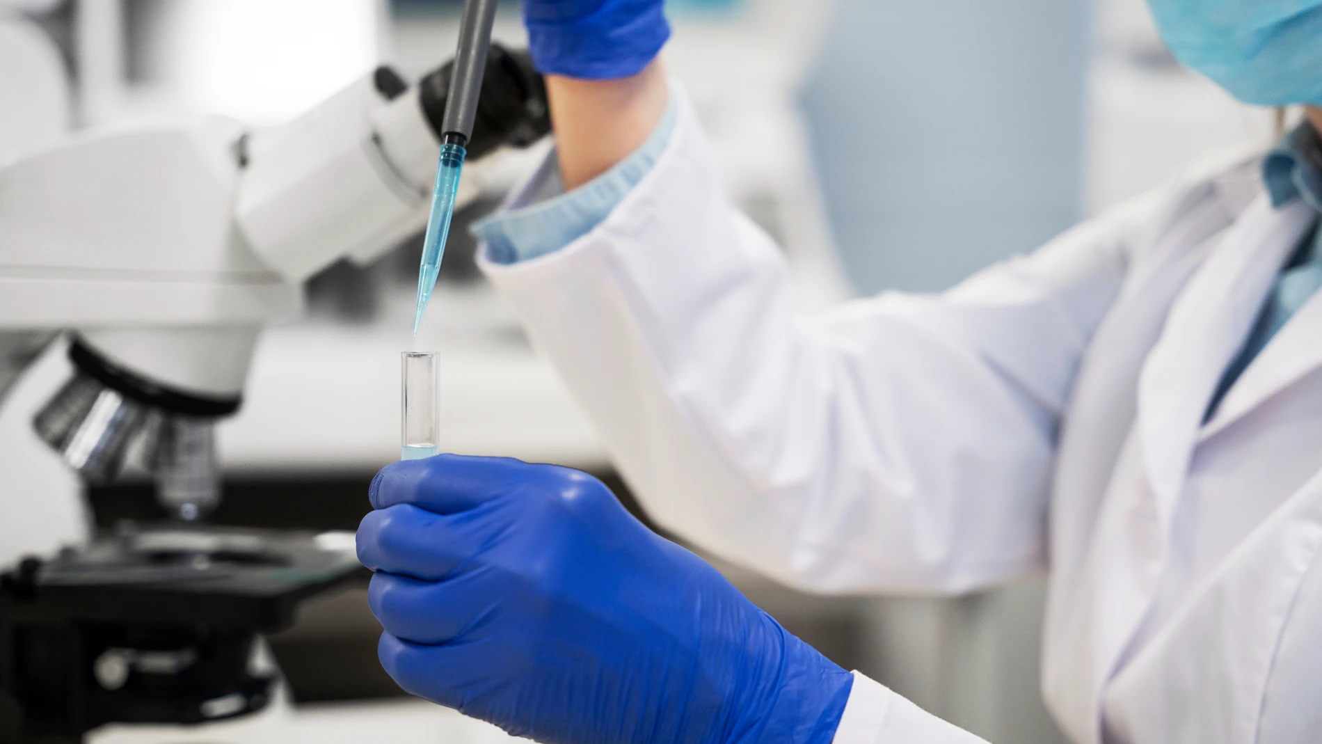 Científico haciendo pruebas en un laboratorio