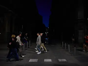 Cortes de luz generalizada en toda España. Afectados pasean por las calles de Madrid y por la estación de Atocha.. © Alberto R. Roldán / Diario La Razón. 2804 2029 Cortes de luz generalizada en toda España. Afectados pasean por las calles de Madrid y por la estación de Atocha.. © Alberto R. Roldán / Diario La Razón. 2804 2029