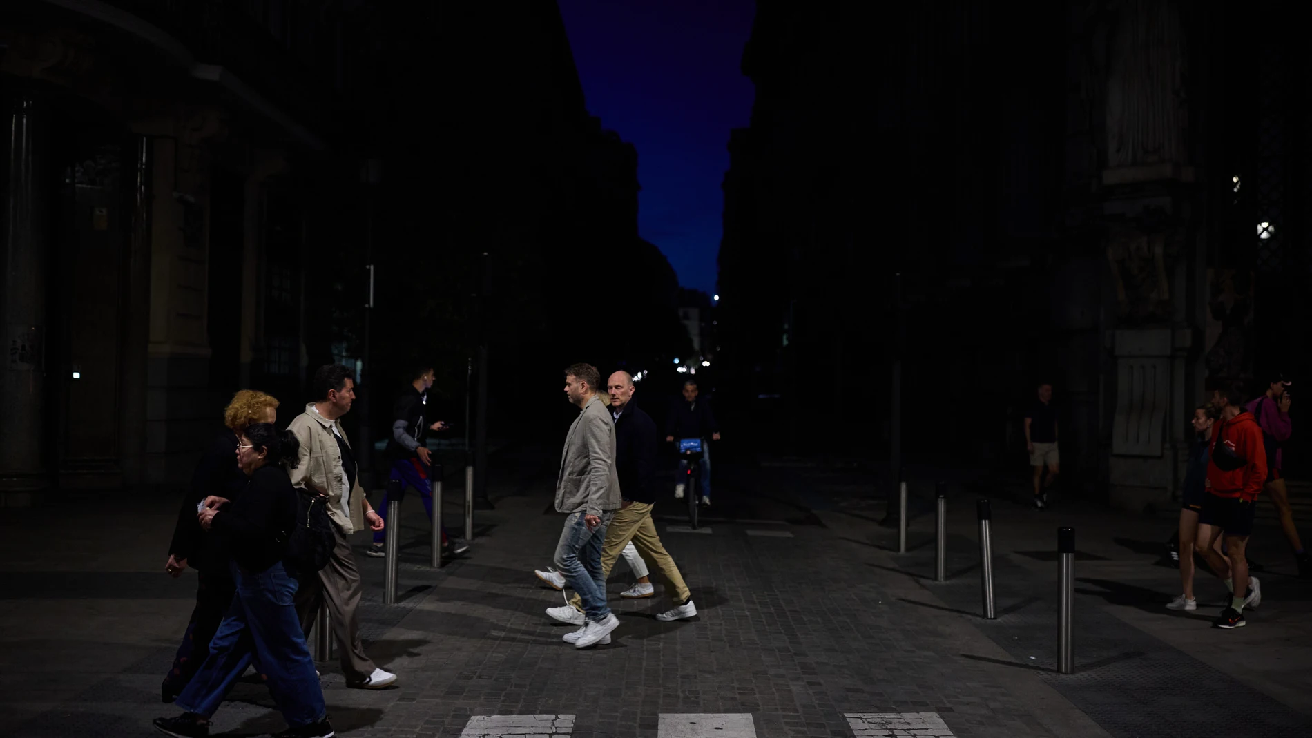 Cortes de luz generalizada en toda España. Afectados pasean por las calles de Madrid y por la estación de Atocha.. © Alberto R. Roldán / Diario La Razón. 2804 2029