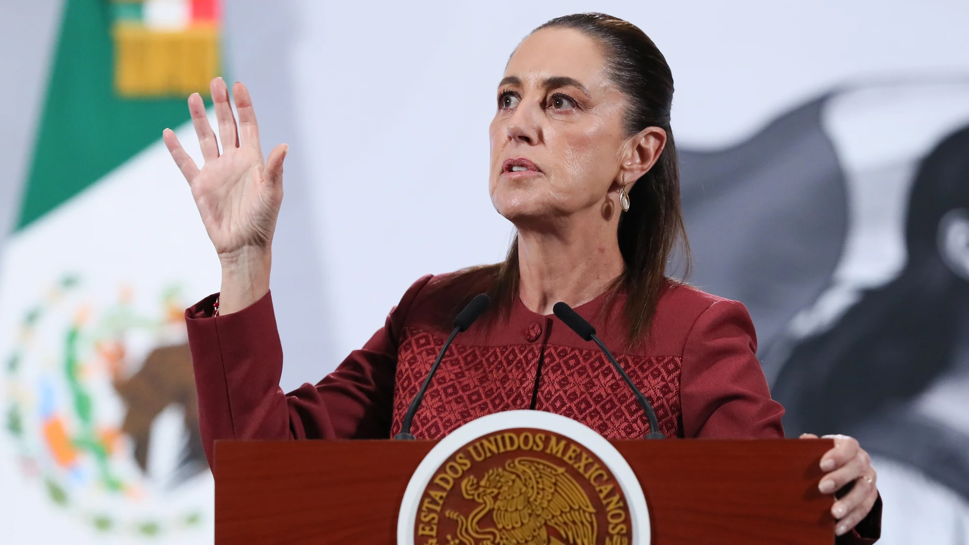 MEX9344. CIUDAD DEMÉXICO (MÉXICO), 24/11/2025.- La presidenta de México, Claudia Sheinbaum, habla en una rueda de prensa este lunes, en el Palacio Nacional de la Ciudad de México (México). Claudia Sheinbaum hizo un llamado para que las movilizaciones del 25 N, Día Internacional de la Eliminación de la Violencia contra las mujeres, se lleven a cabo “de manera pacífica”, además señaló que en el marco de esta fecha se presentará el plan integral para que el abuso sexual sea sancionado en todo el...