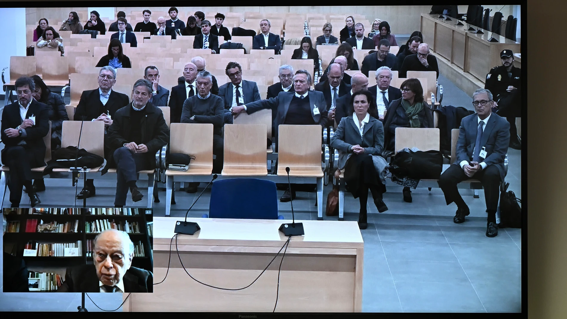 SAN FERNANDO DE HENARES (MADRID) 24/11/2025.- El expresident de la Generalitat, Jordi Pujol testifica por videoconferencia este lunes en la Audiencia Nacional en San Fernando de Henares, Madrid donde ha comenzado el juicio a los Pujol por presuntos delitos de corrupción en relación con la fortuna familiar, en una sesión en la que se sentarán en el banquillo siete hijos del matrimonio Pujol Ferrusola, con la incógnita de si el tribunal exonera al expresidente catalán por su estado de salud. EF...