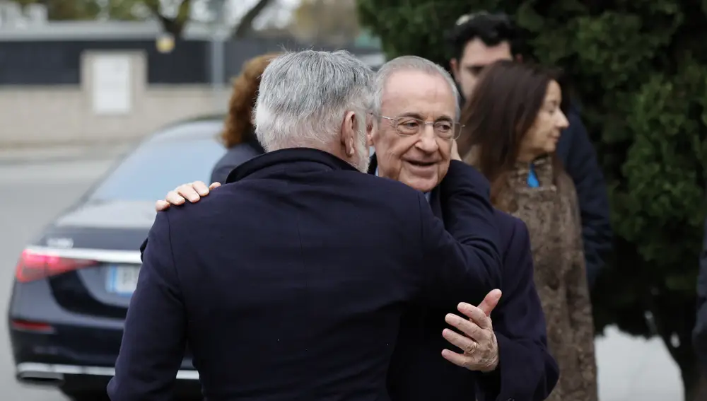 Florentino Pérez abraza a Joaquín Torres tras la muerte de su padre, Juan Torres Piñón
