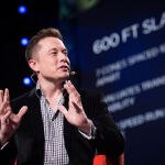 Elon Musk, fundador de compañías como SpaceX y Neuralink, durante una presentación