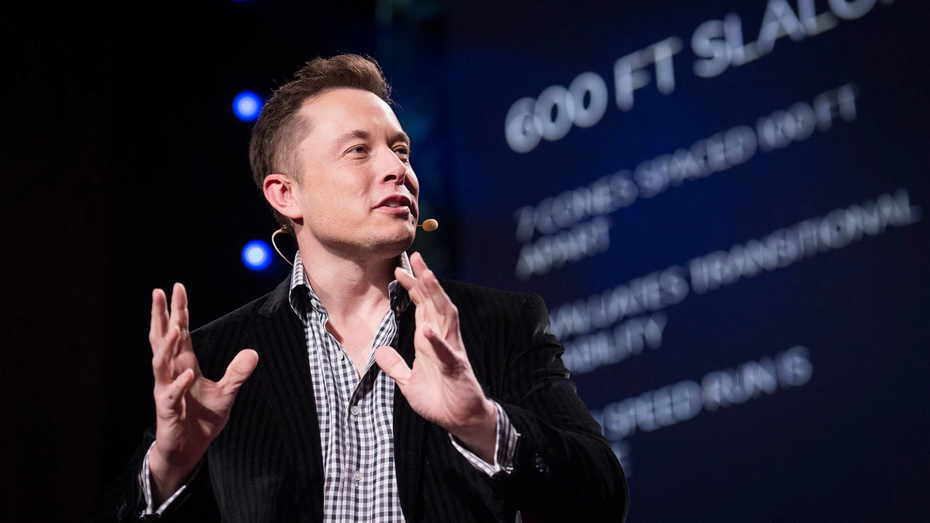 Elon Musk, fundador de compañías como SpaceX y Neuralink, durante una presentación