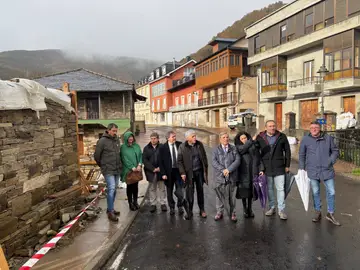 El consejero José Luis Sanz Merino visita las obras realizadas en Vega de Valcarce El consejero José Luis Sanz Merino visita las obras realizadas en Vega de Valcarce