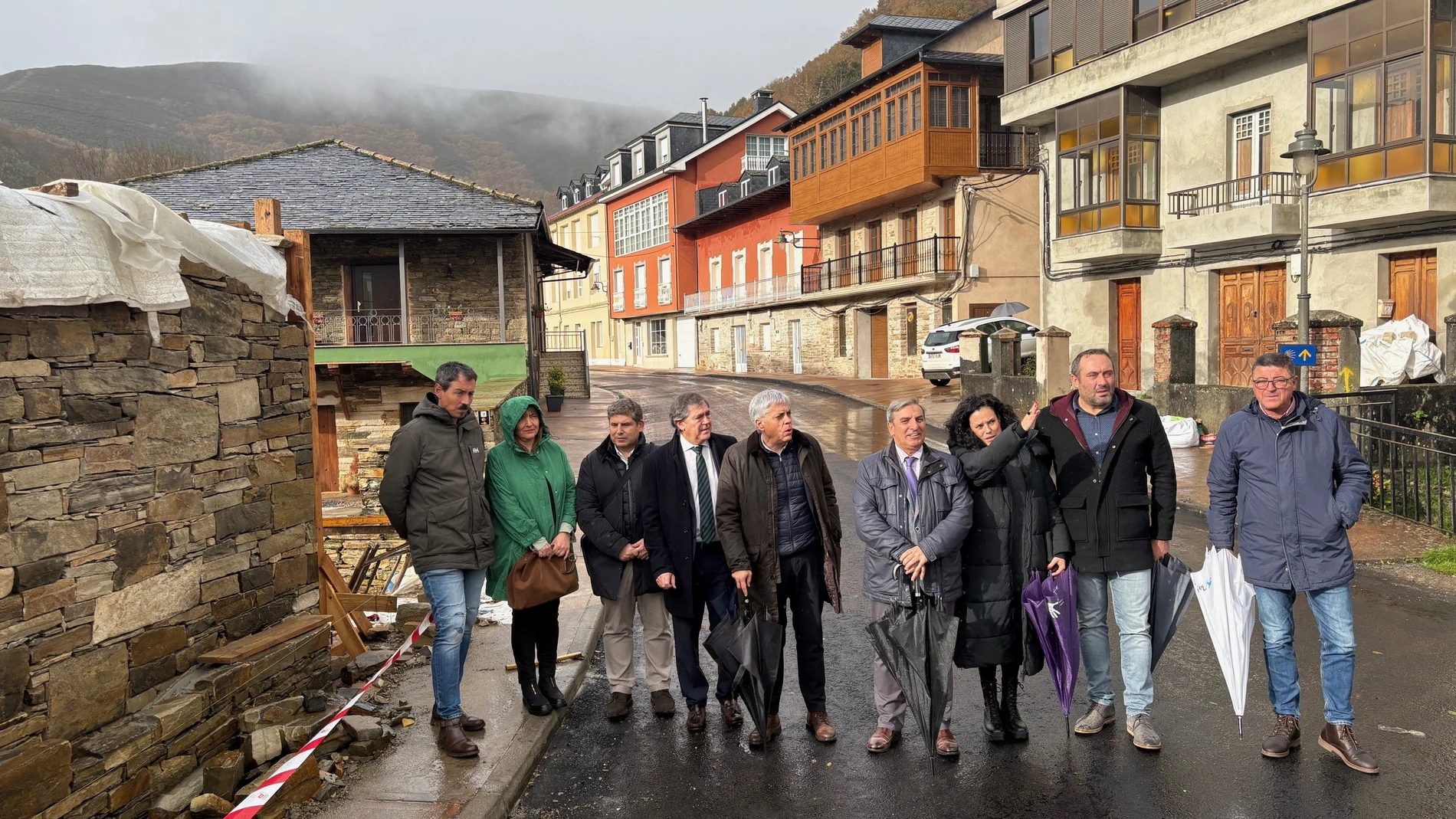 El consejero José Luis Sanz Merino visita las obras realizadas en Vega de Valcarce