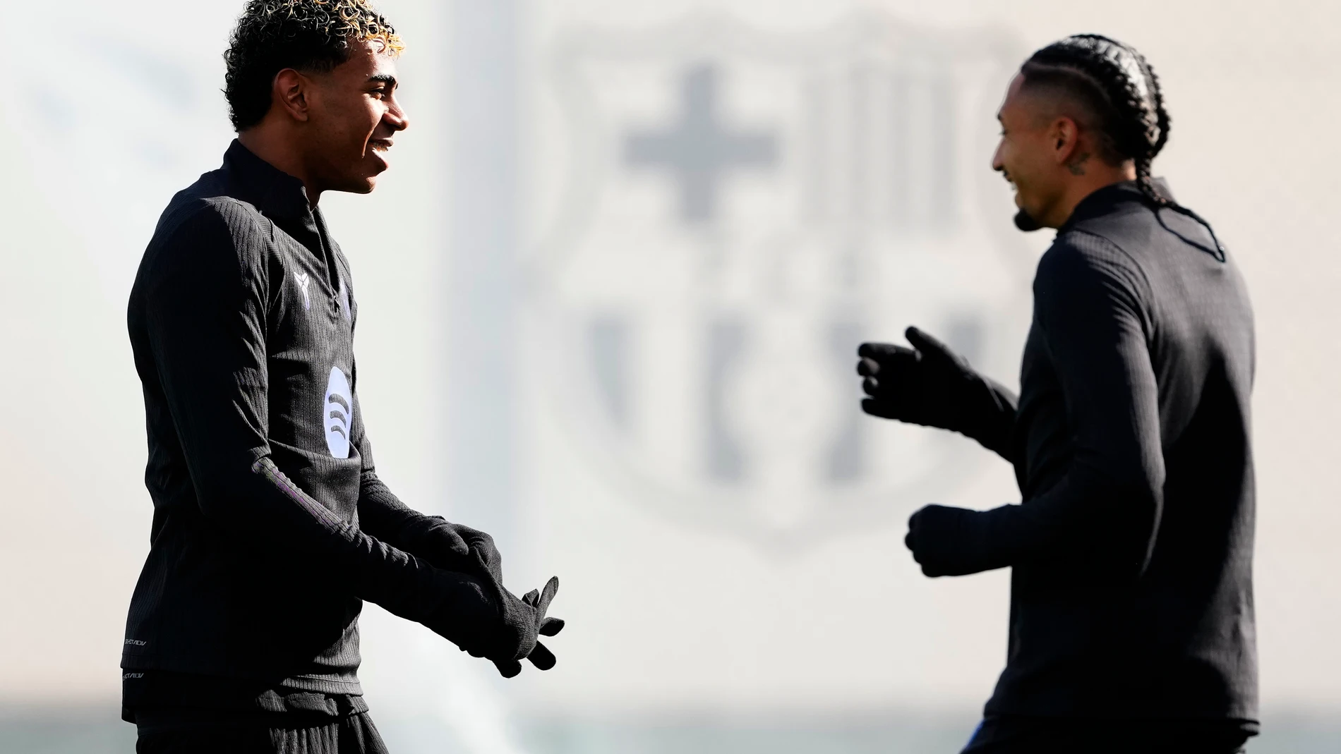 GRAFCAT4900. SANT JOAN DESPÍ (BARCELONA), 24/11/2025.- Los jugadores del FC Barcelona Lamine Yamal y Raphinha durante el entrenamiento que el equipo azulgrana ha realizado en la ciudad deportiva Joan Gamper para preparar el partido de Liga de Campeones que mañana disputarán ante el Chelsea en Londres. EFE/Alejandro García