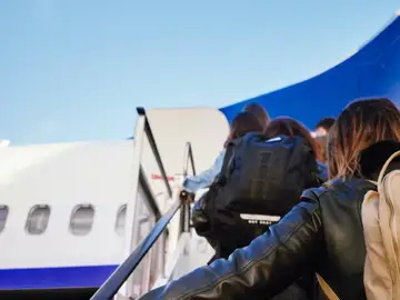 ¿Es mejor bajarse primero o de último en el avión? Los auxiliares de vuelo tienes la respuesta ¿Es mejor bajarse primero o de último en el avión? Los auxiliares de vuelo tienes la respuesta