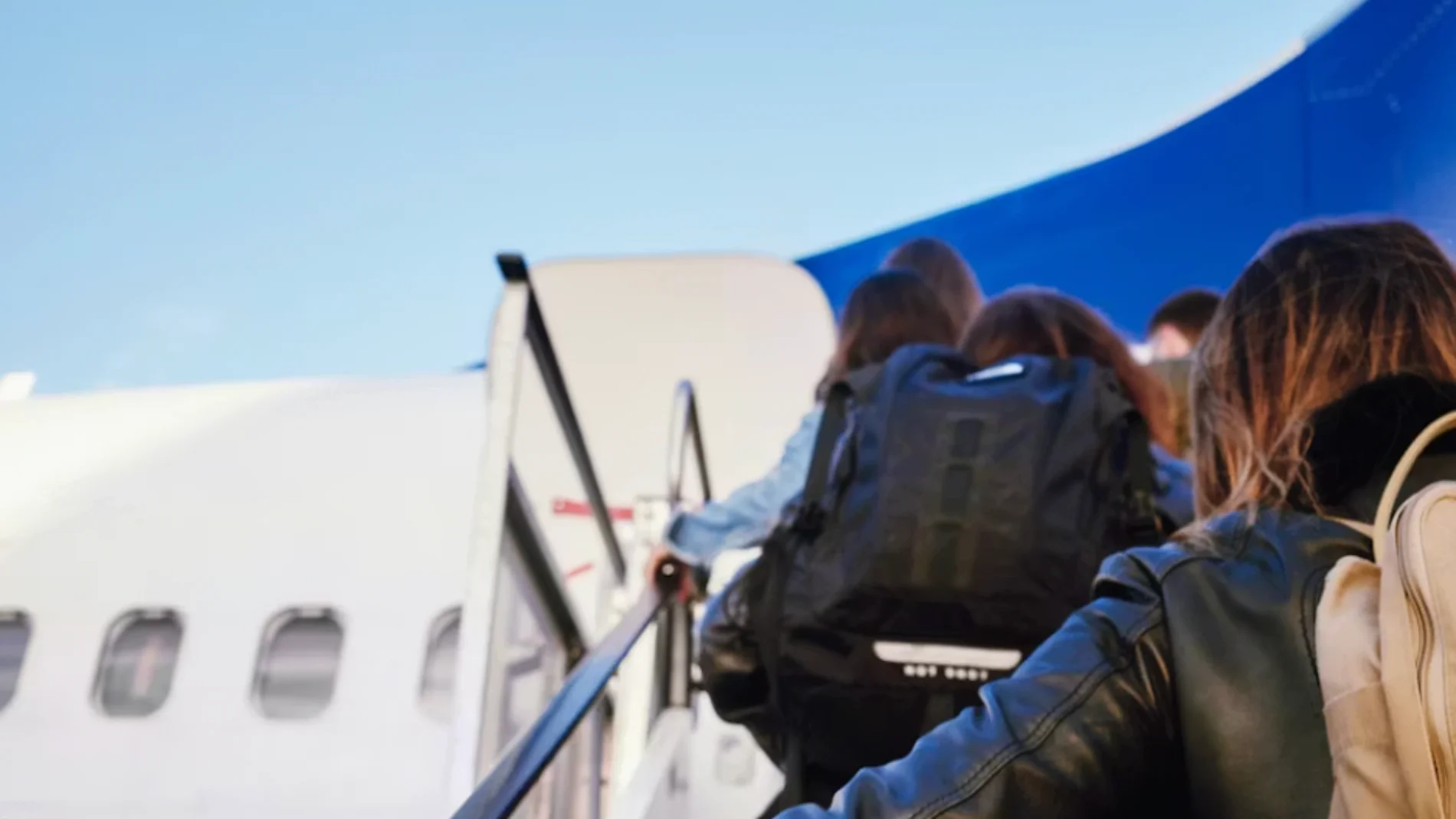 ¿Es mejor bajarse primero o de último en el avión? Los auxiliares de vuelo tienes la respuesta