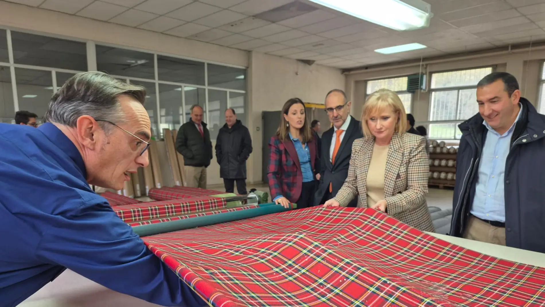 La consejera de Industria, Comercio y Empleo, Leticia García, visita una industria textil de Béjar
