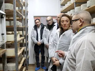 La consejera de Agricultura, Ganadería y Desarrollo Rural, María González Corral, visita la granja de ovino y quesería artesanal Vicente Pastor La consejera de Agricultura, Ganadería y Desarrollo Rural, María González Corral, visita la granja de ovino y quesería artesanal Vicente Pastor