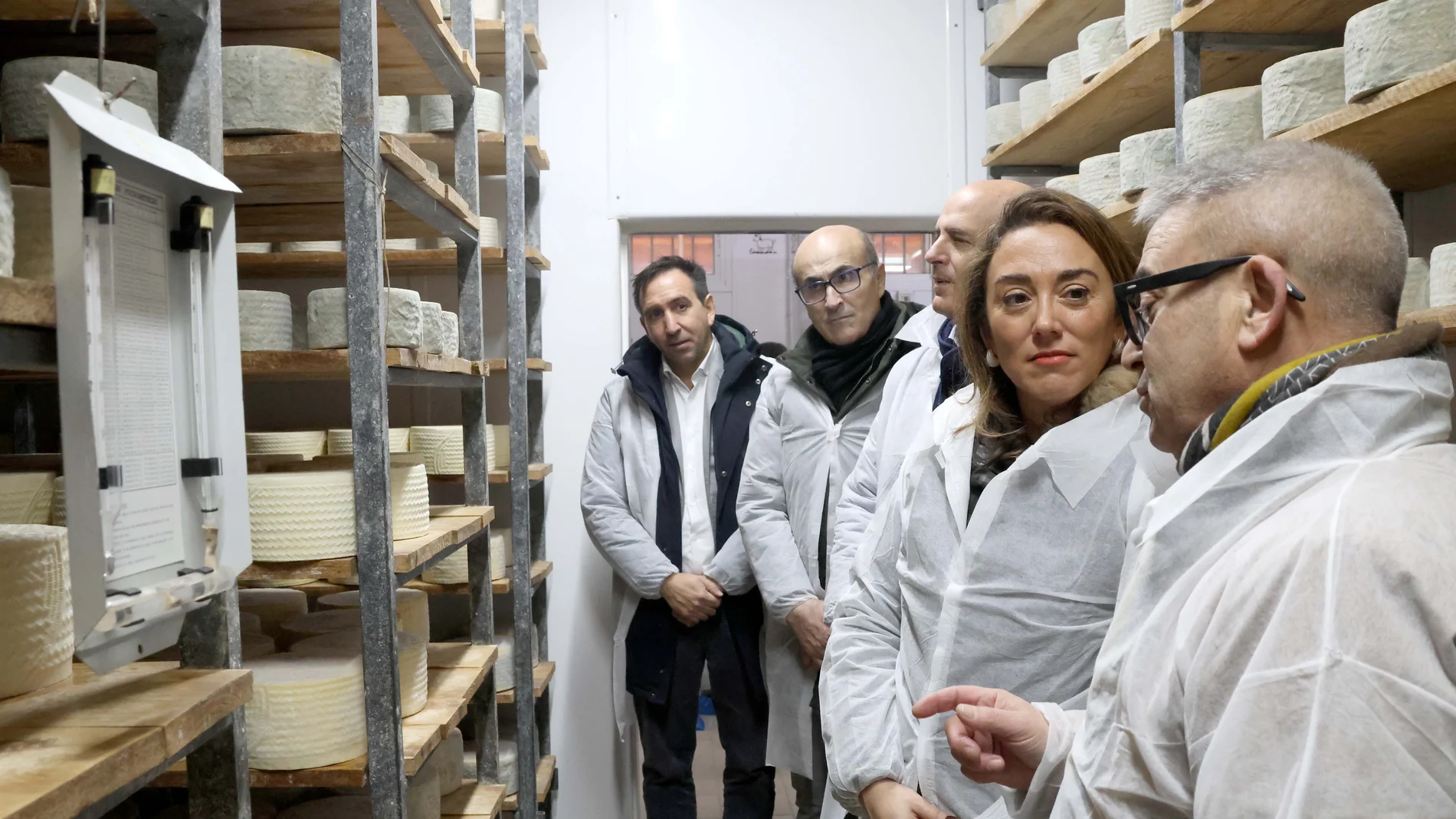 La consejera de Agricultura, Ganadería y Desarrollo Rural, María González Corral, visita la granja de ovino y quesería artesanal Vicente Pastor