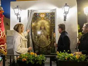 El monumento a la Virgen del Rocío luce desde el pasado sábado en el centro de la ciudad El monumento a la Virgen del Rocío luce desde el pasado sábado en el centro de la ciudad