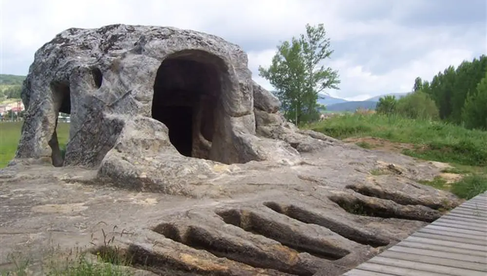 Necrópolis a los pies de la ermita