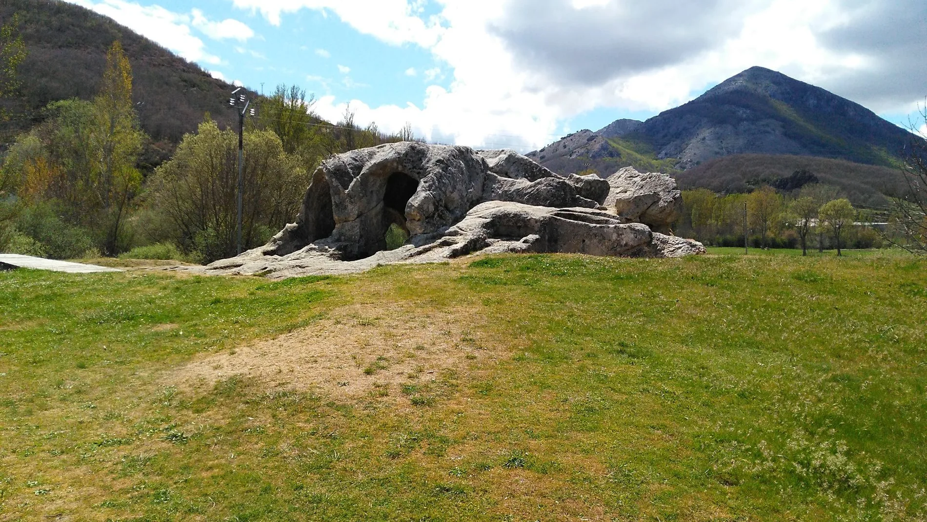 La increíble ermita rupestre que fue excavada a pico en Cervera de Pisuerga