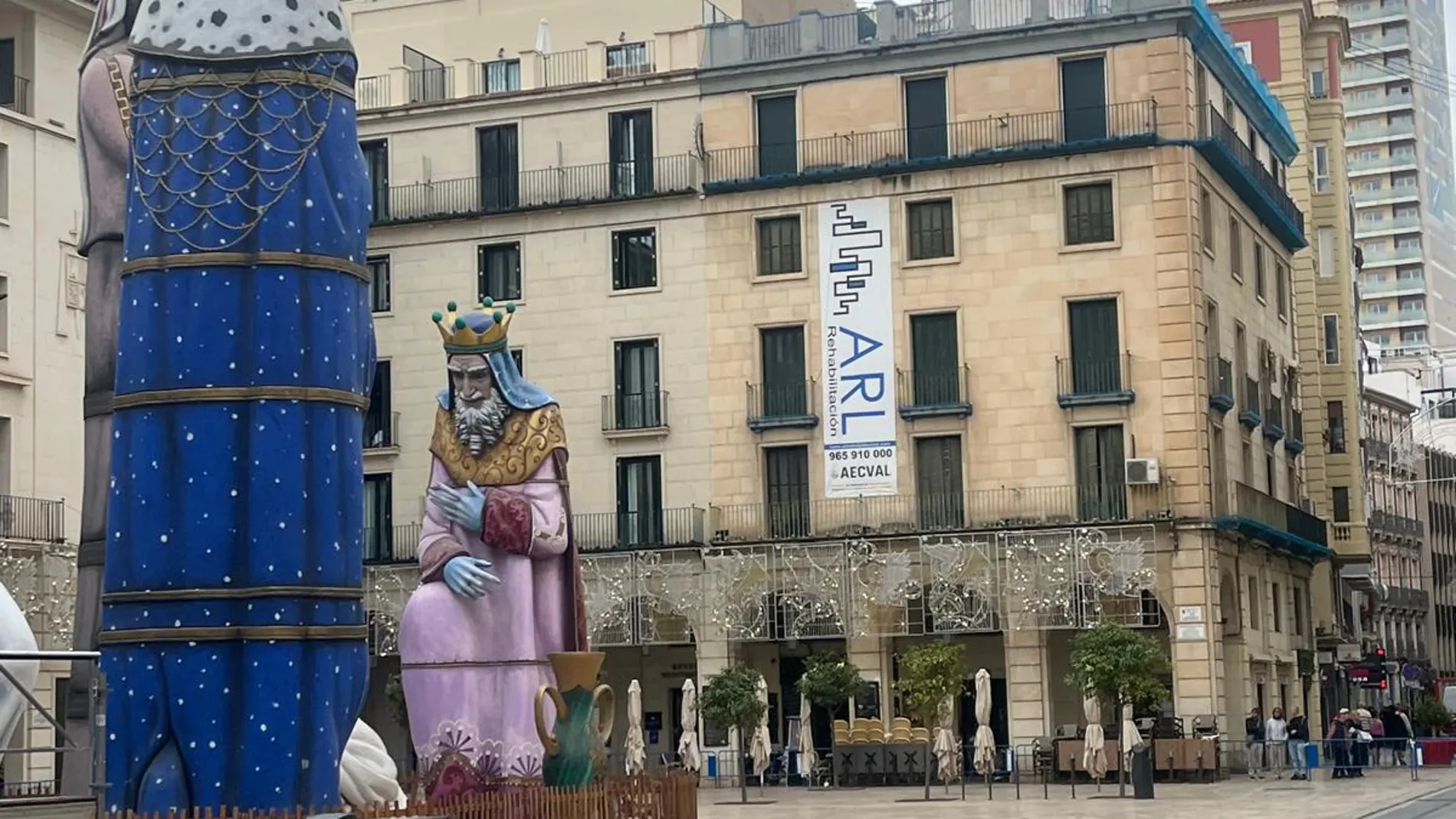 La plaza del Ayuntamiento de Alicante en una imagen de hoy; se han colocado vallas por seguridad al haber rachas de viento de 170 kilómetros hora