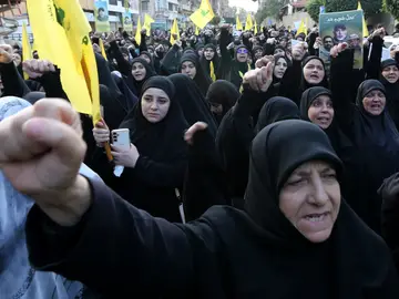 Funeral of Hezbollah's chief of staff in Beirut BEIRUT (Lebanon), 24/11/2025.- Supporters of Hezbollah attend a mass funeral of Hezbollah's chief of staff Haytham Tabtabai (Sayyed Abu Ali) in the southern suburbs of Beirut, Lebanon, 24 November 2025. Tabtabai was killed in an Israeli airstrike in the southern suburbs of Beirut on 23 November 2025. Lebanon's Health Ministry said five people were killed and 28 others injured in the strike. (Líbano, Hizbulá/Hezbolá) EFE/EPA/WAEL HAMZEH