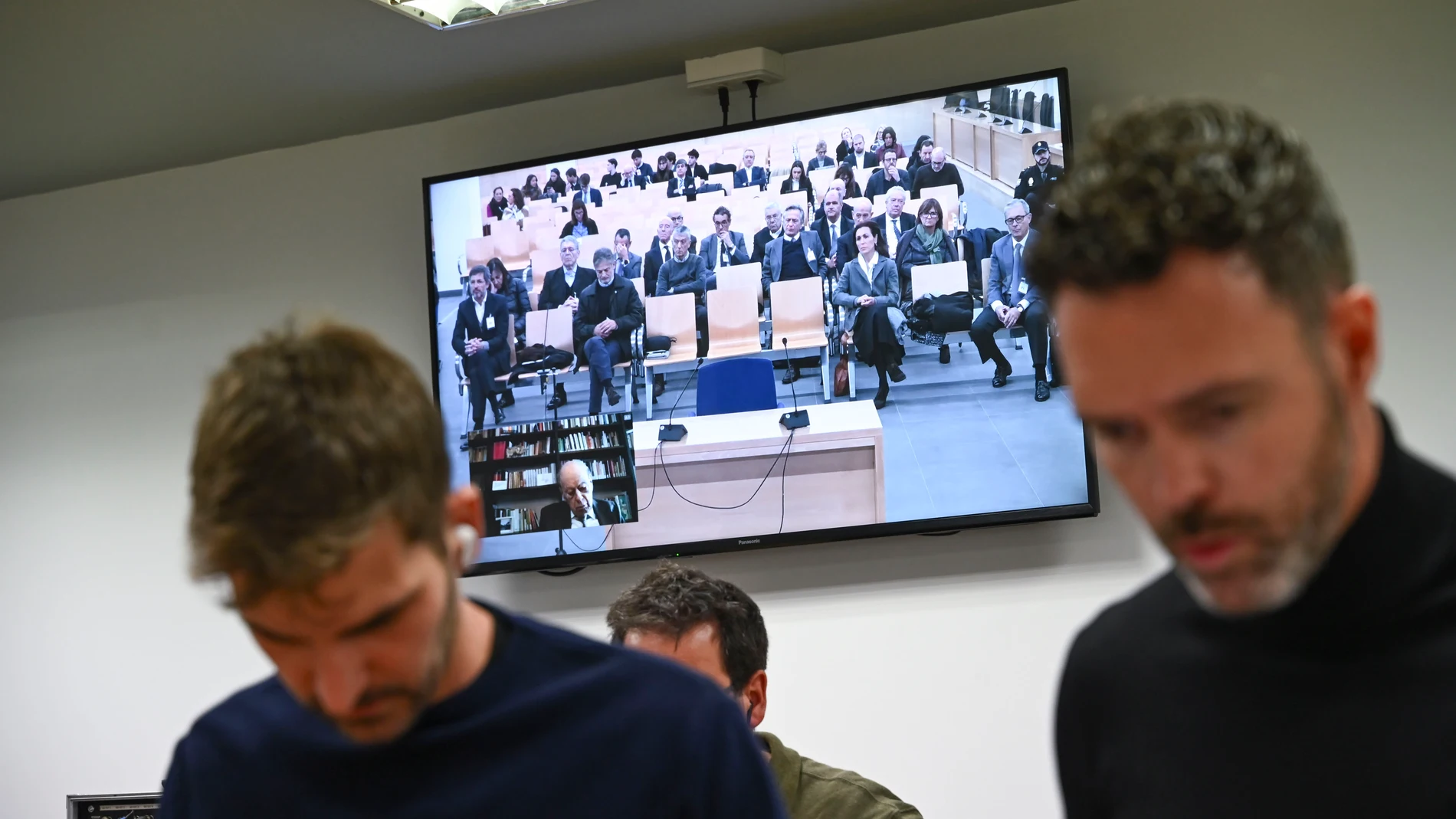 SAN FERNANDO DE HENARES (MADRID) 24/11/2025.- Los periodistas en la sala de prensa de la Audiencia Nacional en San Fernando de Henares, Madrid siguen el juicio a los Pujol por presuntos delitos de corrupción en relación con la fortuna familiar, en una sesión que ha comenzado este lunes en la que se sentarán en el banquillo siete hijos del matrimonio Pujol Ferrusola, con la incógnita de si el tribunal exonera al expresidente catalán por su estado de salud. EFE/ Fernando Villar