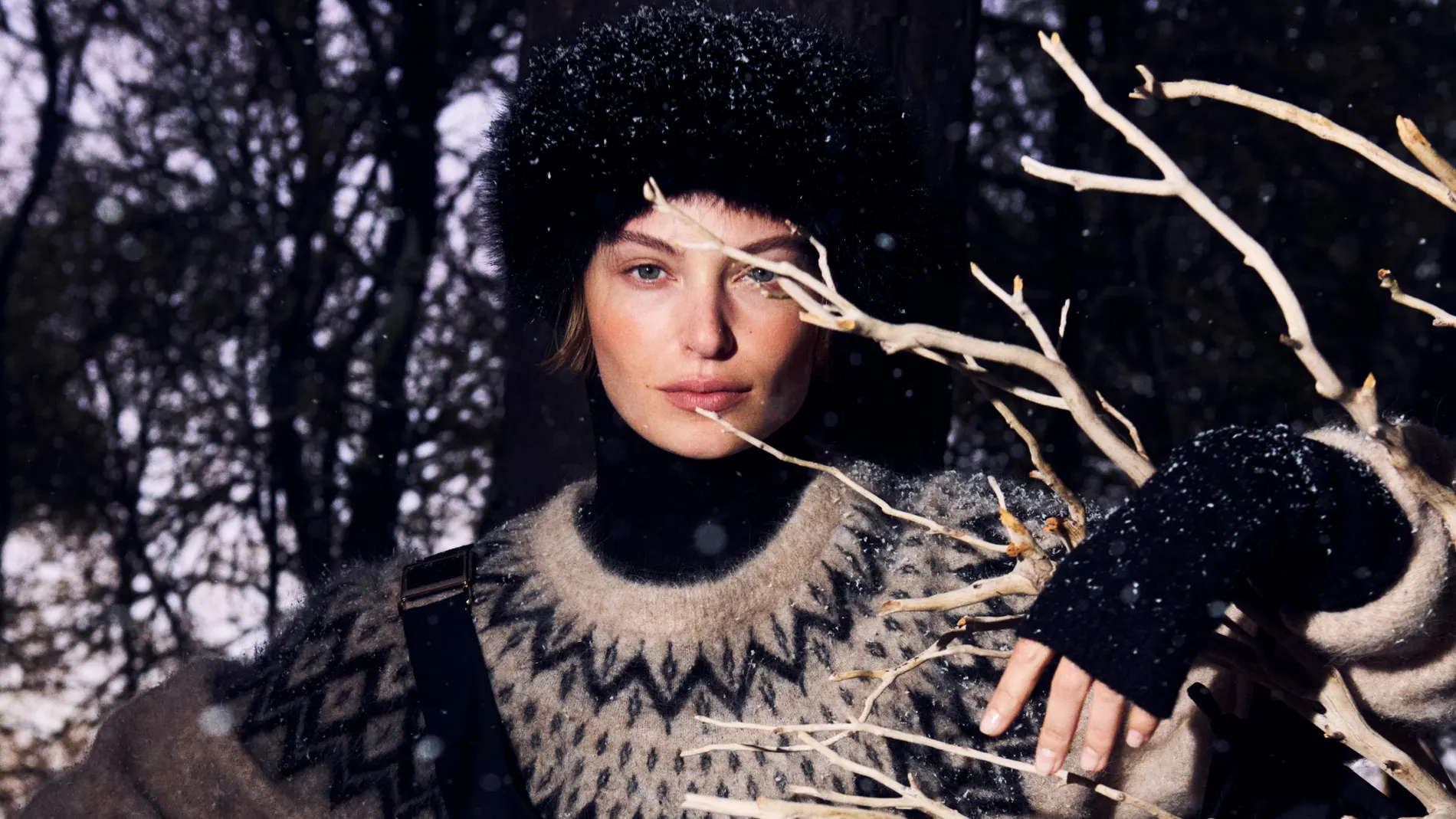 Modelo de Zara con prendas de la nueva colección de ski.