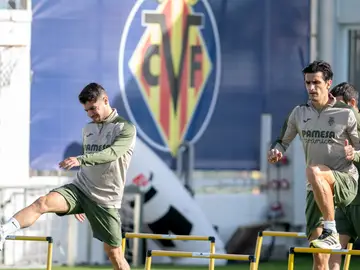 Solomon y Gerard Moreno, en el último entrenamiento del Villarreal Solomon y Gerard Moreno, en el último entrenamiento del Villarreal