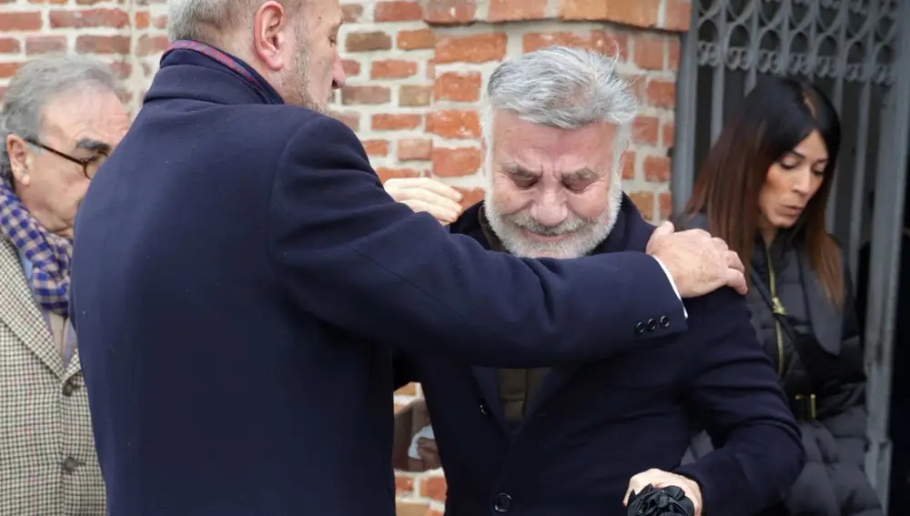 Joaquín Torres, destrozado, despide a su padre con el apoyo de Raúl Prieto y Florentino Pérez