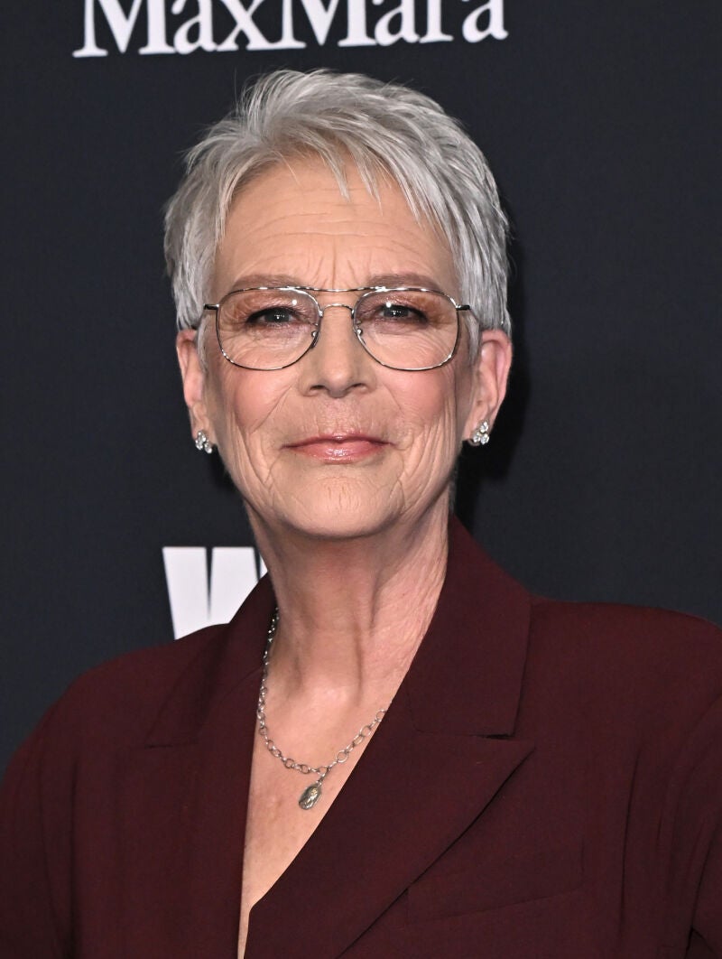 Jamie Lee Curtis con corte de pelo pixie.
