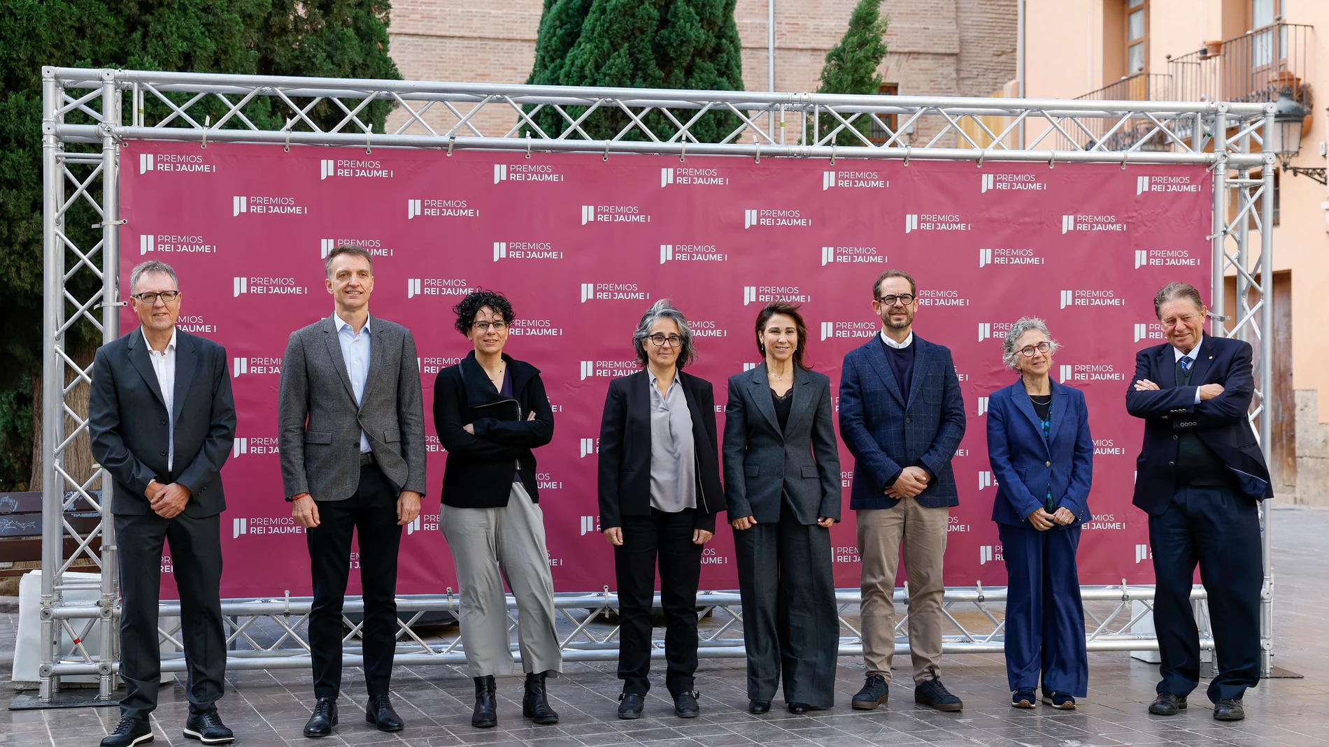 GRAFCVA838. VALENCIA, 24/11/2025.- Los galardonados con los Premios Rei Jaume I 2025, Investigación Básica, José Luis Mascareñas (i), Economía, Jan Eeckhout (2º i), Investigación Biomédica, Nuria López-Bigas (3ª i), Protección Medio Ambiente, Victoria Reyes (4ª i), Nuevas Tecnologías, María Jesús Vicent, Revelación Empresarial, Damià Tormo, e Investigación Clínica y Salud Pública, Silvia de Sanjosé (2ª d), posan con el presidente de la fundación, Javier Quesada (d), el día antes de recibir la...