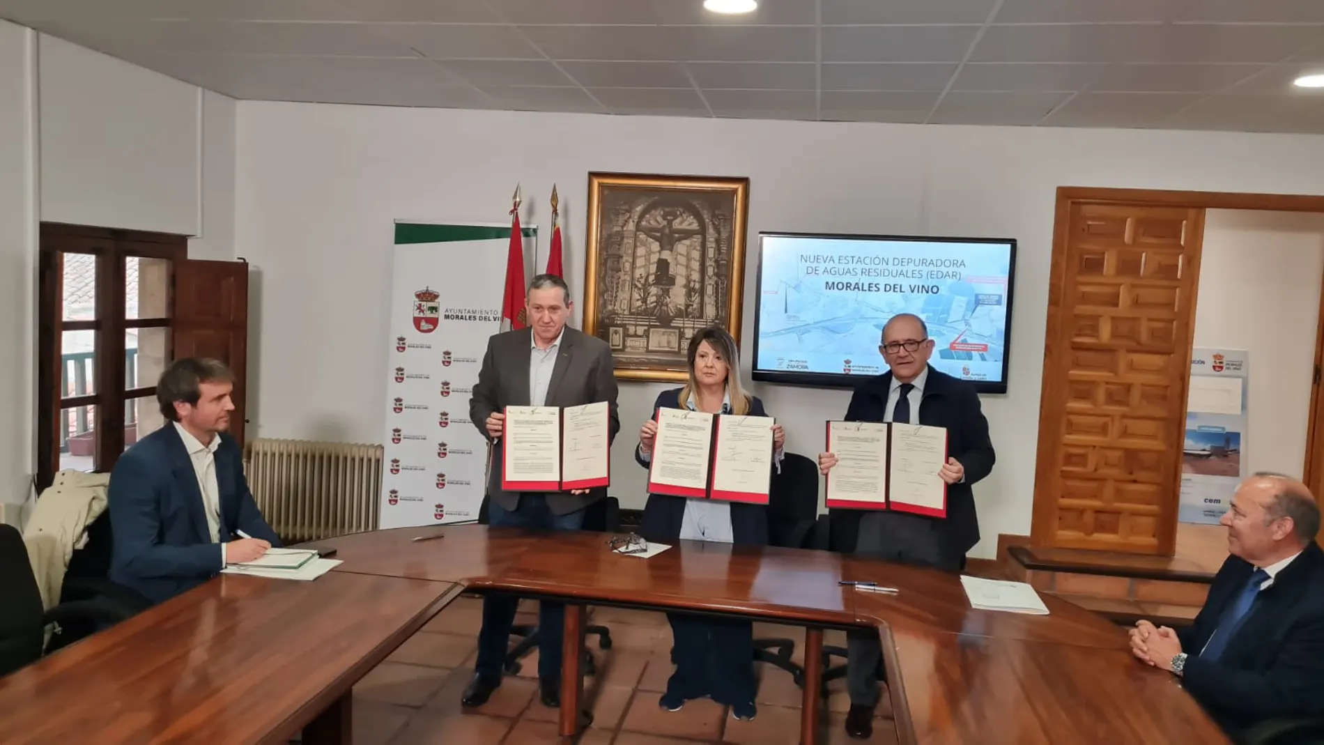 El presidente de la Diputación de Zamora, Javier Faúndez; la alcaldesa de Morales del Vino, Carmen Lorenzo Coca; y el director general de Infraestructuras y Sostenibilidad Ambiental, José Manuel Jiménez, suscriben el acuerdo