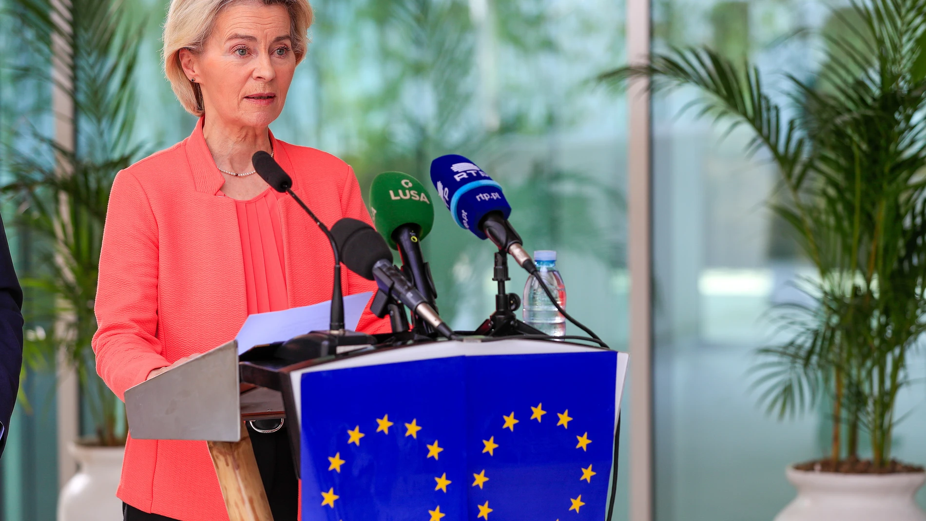 Luanda (Angola), 24/11/2025.- President of the European Commission Ursula von der Leyen speaks during a press conference about the meeting that took place in Luanda between the EU members concerning the US peace plan for the Russia-Ukraine conflict, prior to the 7th European Union-African Union Summit in Luanda, Angola, 24 November 2025. Marking 25 years of EU-AU partnership, and under the theme 'Promoting peace and prosperity through effective multilateralism,' the summit comes at a time whe...