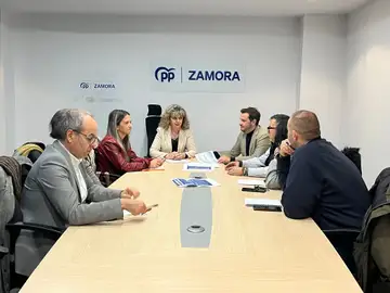 La diputada del PP Elvira Velasco y el vicepresidente de la Diputación Víctor López, se reúnen con representantes del sector turístico zamorano La diputada del PP Elvira Velasco y el vicepresidente de la Diputación Víctor López, se reúnen con representantes del sector turístico zamorano