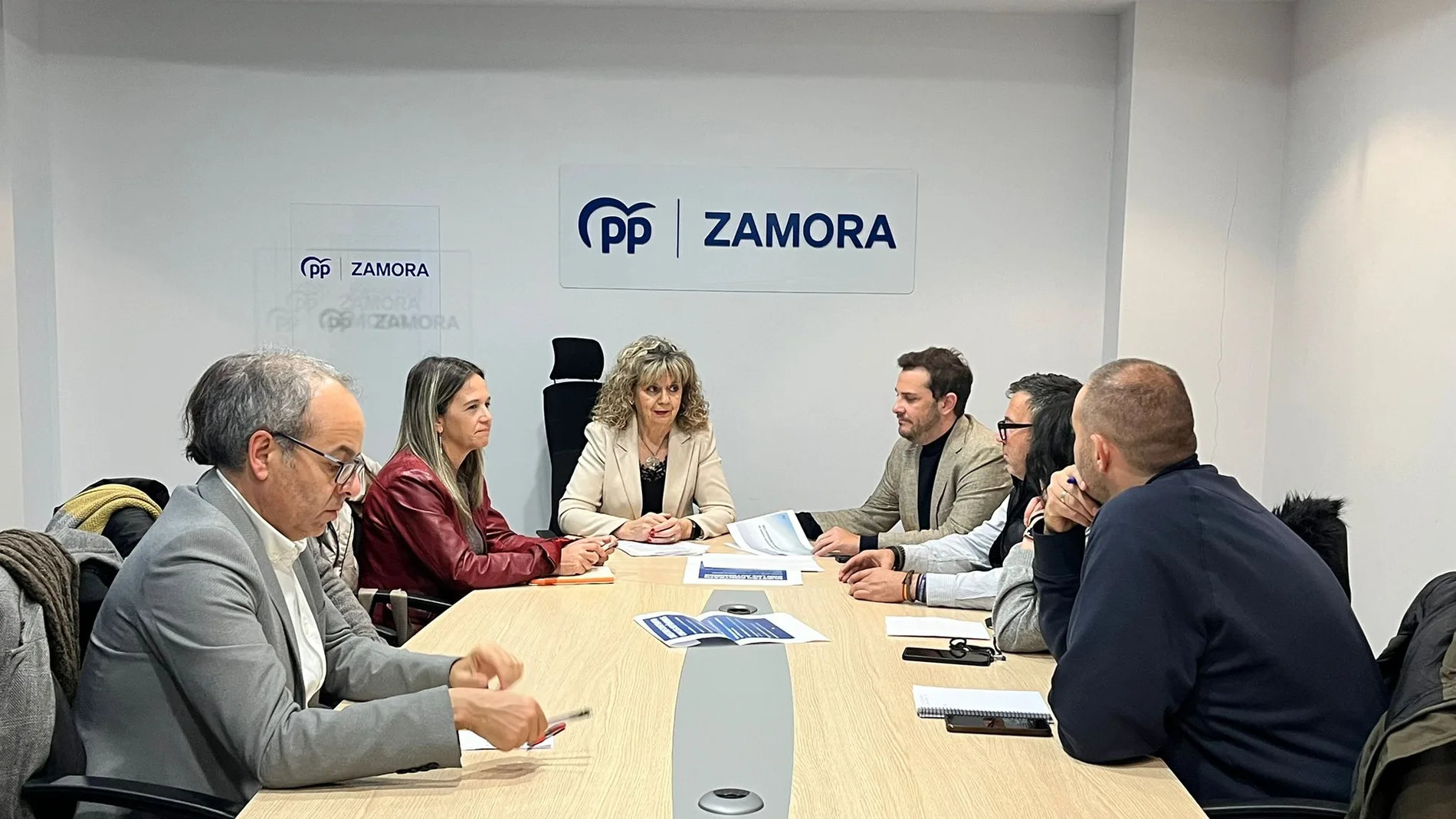 La diputada del PP Elvira Velasco y el vicepresidente de la Diputación Víctor López, se reúnen con representantes del sector turístico zamorano