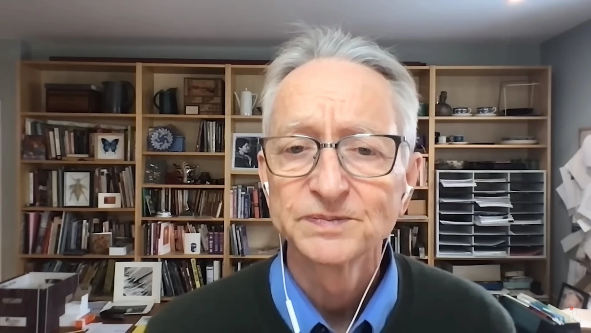 Geoffrey Hinton durante la entrevista con Kara Swisher