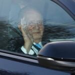 El Rey Juan Carlos abandona Espa&ntilde;a arropado por las Infantas Elena y Cristina tras un reencuentro con toda su familia