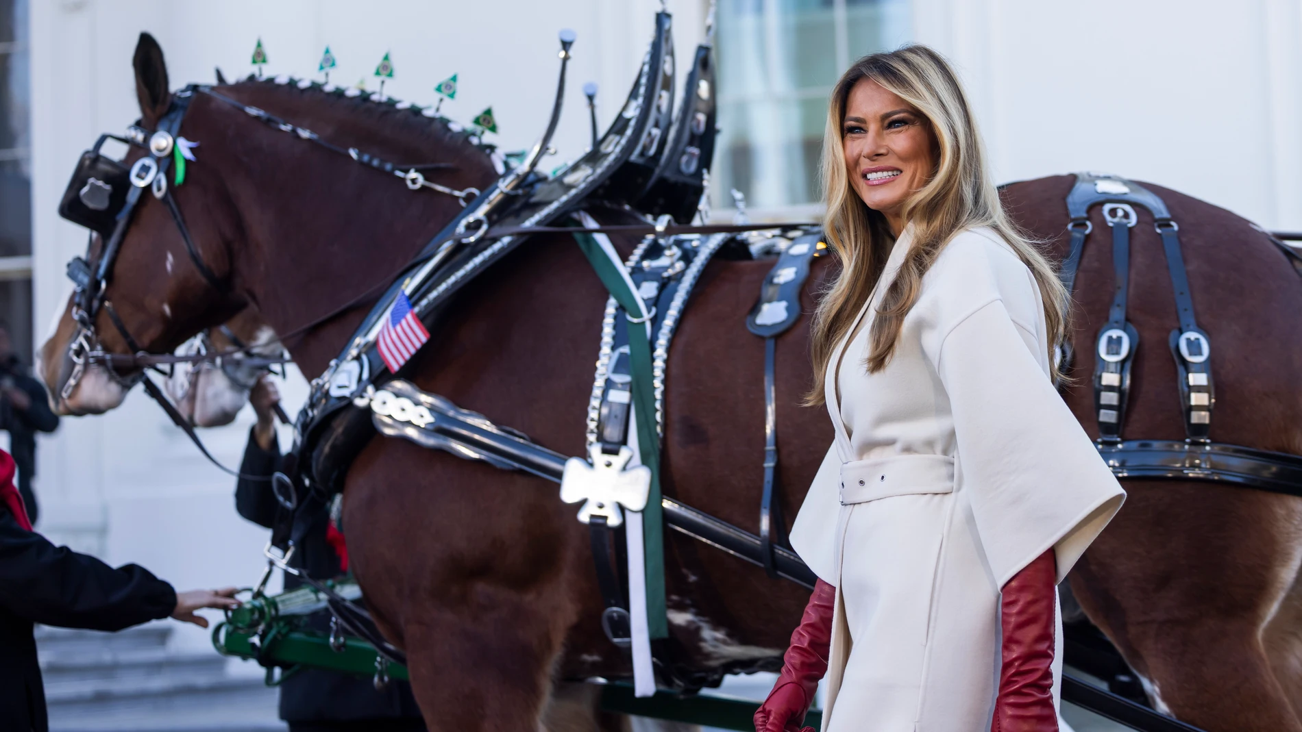 FOTODELDÍA - WASHINGTON, 24/11/2025.- La primera dama de Estados Unidos, Melania Trump, recibe el árbol de Navidad oficial de la Casa Blanca de 2025 en la entrada norte de la Casa Blanca en Washington, DC, EE. UU., el 24 de noviembre de 2025. El abeto Concolor, que se colocará en la Sala Azul, fue proporcionado por Korson's Tree Farms en Sidney Township, Michigan. EFE/JIM LO SCALZO
