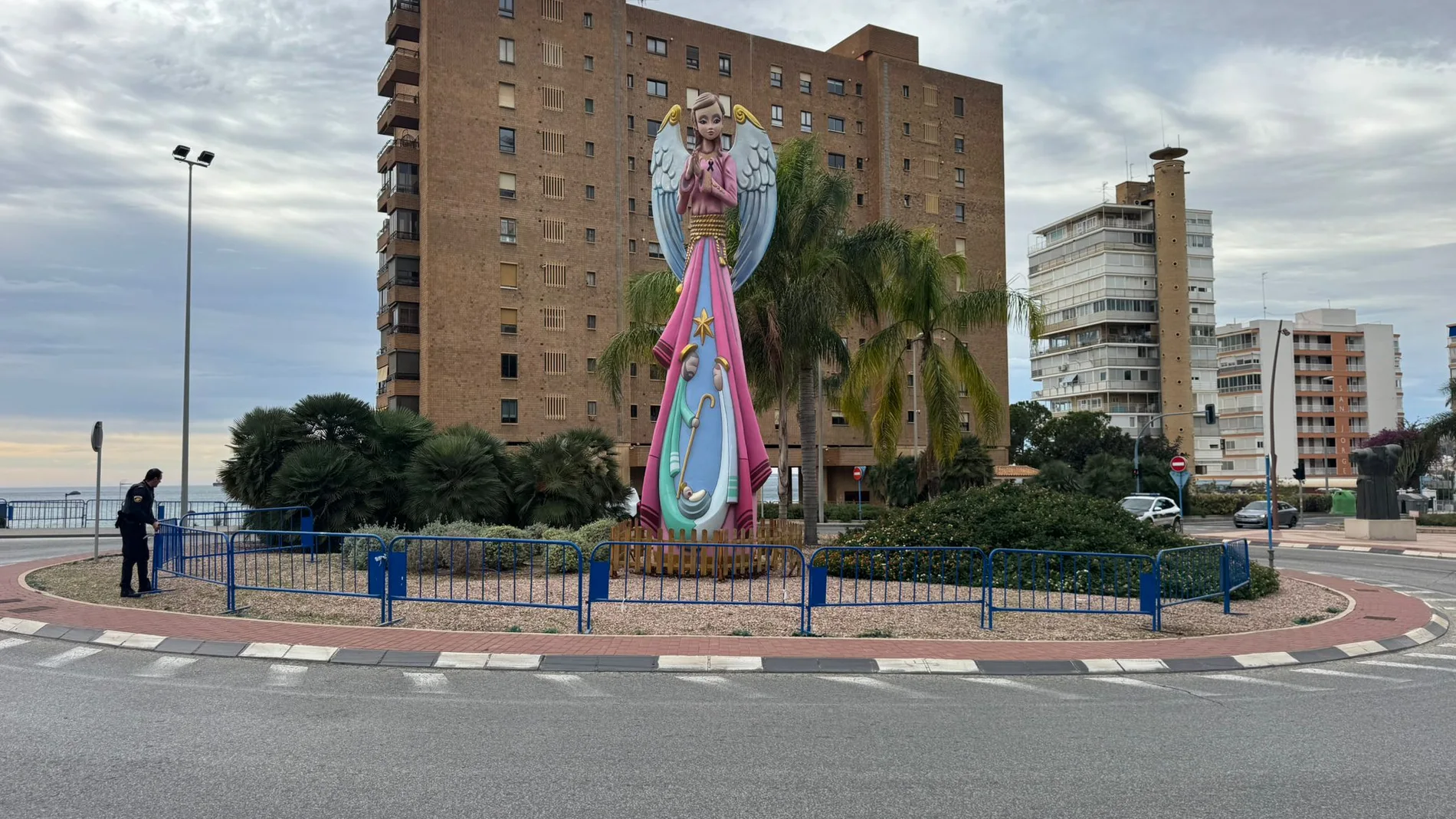 Vallado especial a uno de los ángeles de la playa de San Juan, instalado para decorar la ciudad en Navidad