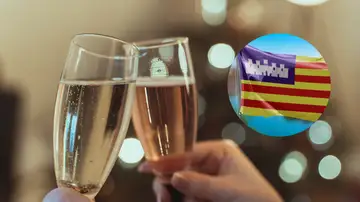 Dos copas junto a una bandera de Baleares Dos copas junto a una bandera de Baleares